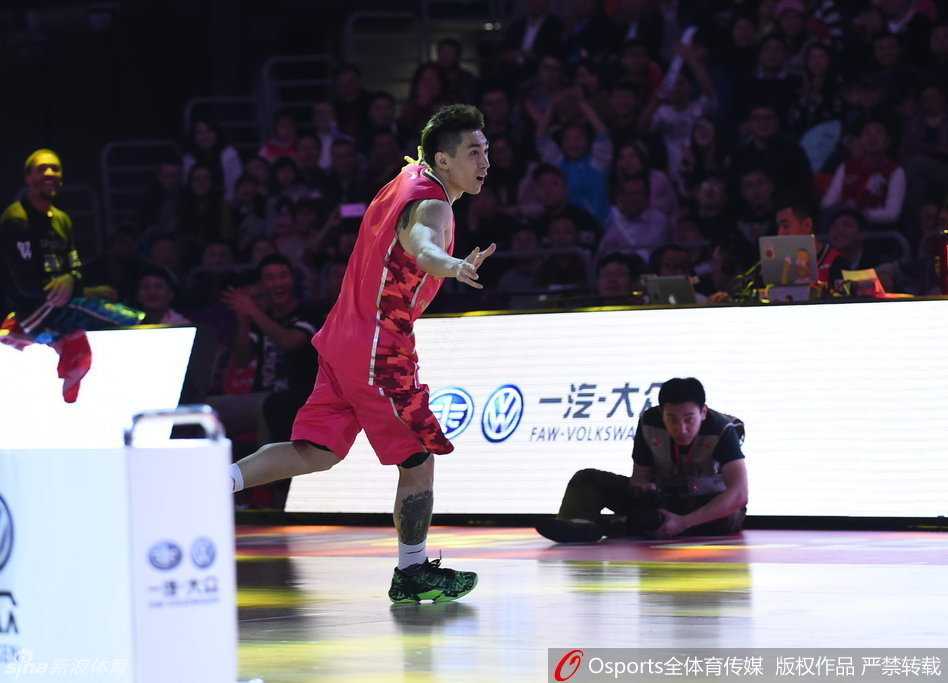 加时封王!赵泰隆力压孙悦孟铎,成CBA历史首位扣篮与三分双冠王 锁定胜局后,赵泰隆激动地握拳庆祝,脸上洋溢着幸福的笑容,他创造了CBA的新历史。