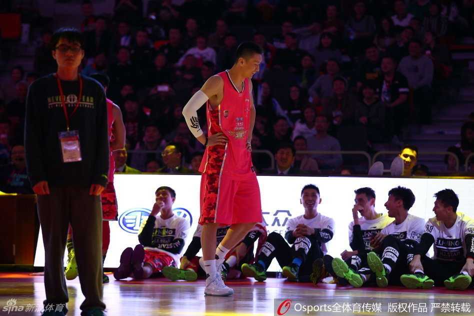 加时封王!赵泰隆力压孙悦孟铎,成CBA历史首位扣篮与三分双冠王 赵泰隆在三分线外自信出手,篮球应声入网,他用实力证明了扣篮王也能百步穿杨。