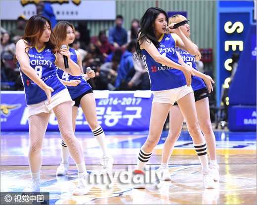 劲舞燃情,引爆篮坛:探秘韩国职业联赛拉拉队的活力密码 伴随着动感节奏,拉拉队员们在球场中央纵身跃起,马尾辫划出活力弧线,灿烂笑容与整齐划一的动作瞬间点燃全场热情。