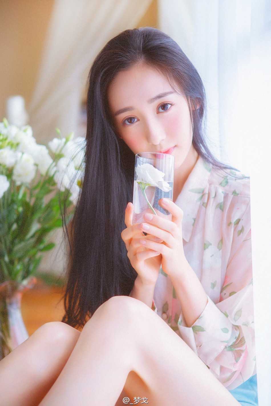 北京城下那道声色的光影 首钢女球迷的海边写真与篮球人生 她轻松做出反手摸肚脐的高难度动作,紧致的腰身和灿烂的笑容,彰显出健康运动带来的无限魅力与自信