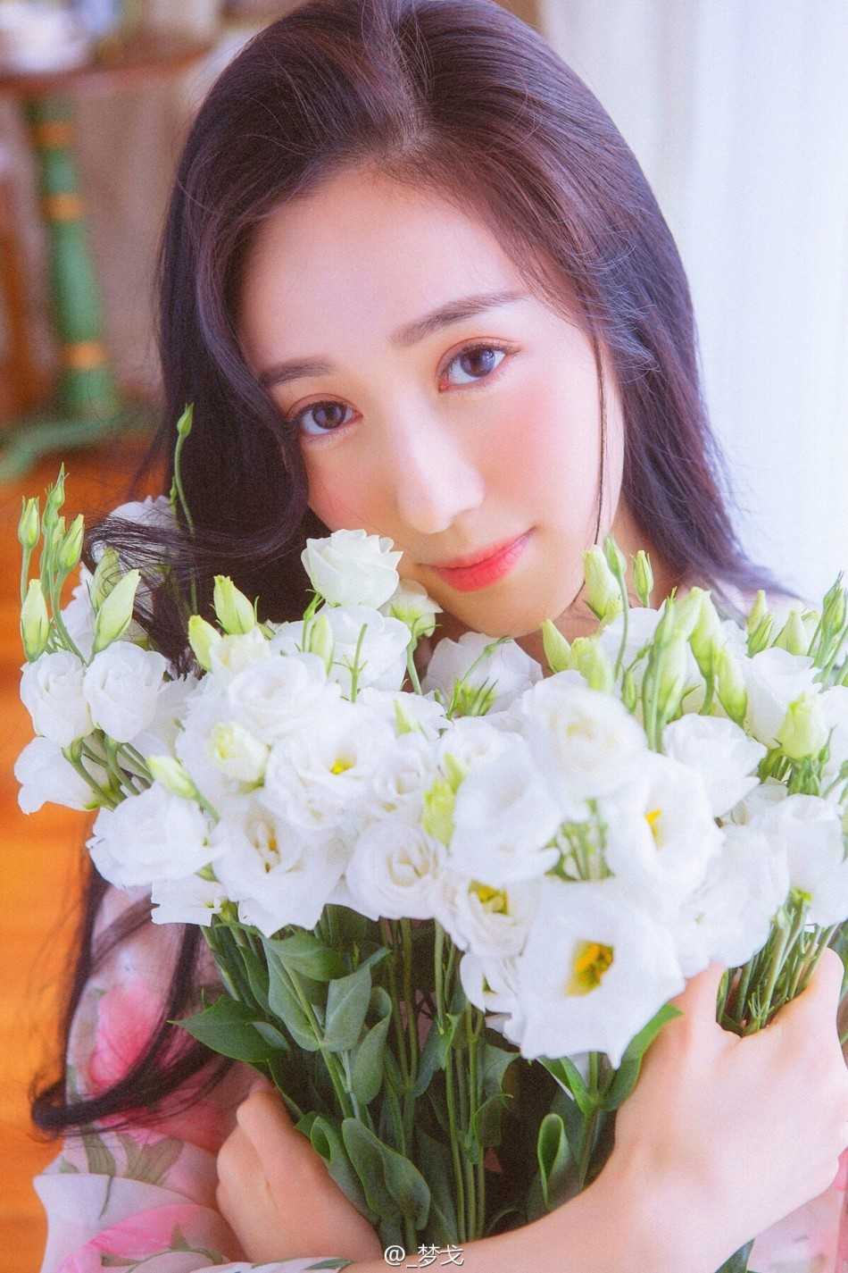 北京城下那道声色的光影 首钢女球迷的海边写真与篮球人生 海天一色的泳池边,她留下曼妙的背影,水滴沿着肌肤滑落,健康的曲线与远方的天际线构成一幅充满活力的度假画卷