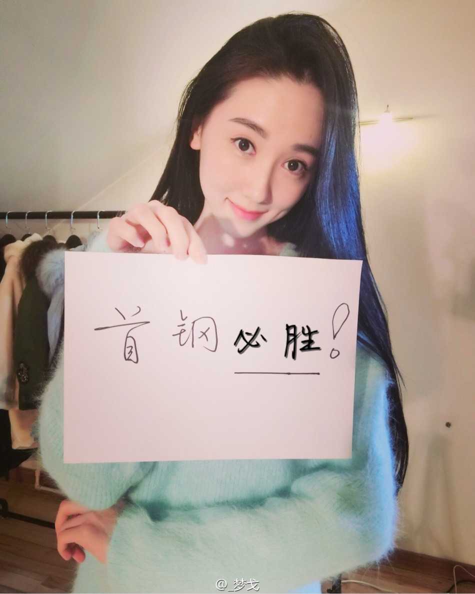 北京城下那道声色的光影 首钢女球迷的海边写真与篮球人生 夕阳余晖洒在首钢女球迷身上,她回眸一笑,身后的CBA赛场灯光仿佛为她而亮,温柔与力量在此刻交融