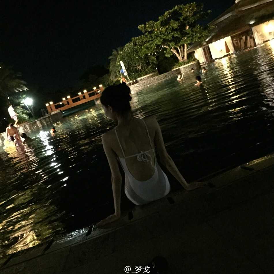 北京城下那道声色的光影 首钢女球迷的海边写真与篮球人生 她与首钢吉祥物霹雳鸭亲密依偎,霹雳鸭憨态可掬地摆出招牌动作,一人一鸭的互动充满了童趣与温情,仿佛是相识多年的老友