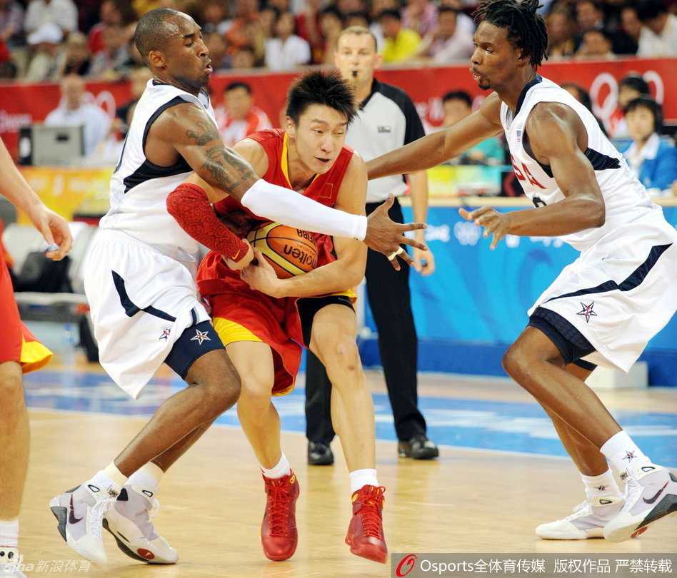 北京奥运中美篮球巅峰对话:科比与他的中国斗士们 中国后卫陈江华犹如一道闪电,用一个干净利落的背后运球过掉科比,直冲禁区完成上篮,这一刻让五棵松体育馆陷入疯狂。