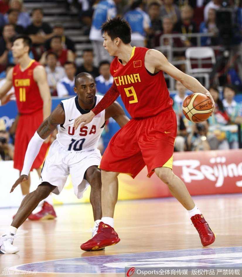 北京奥运中美篮球巅峰对话:科比与他的中国斗士们 比赛结束后,姚明与科比深情相拥,两大巨星的这次握手与拥抱,跨越了国界与球队,成为了体育精神的最佳诠释。