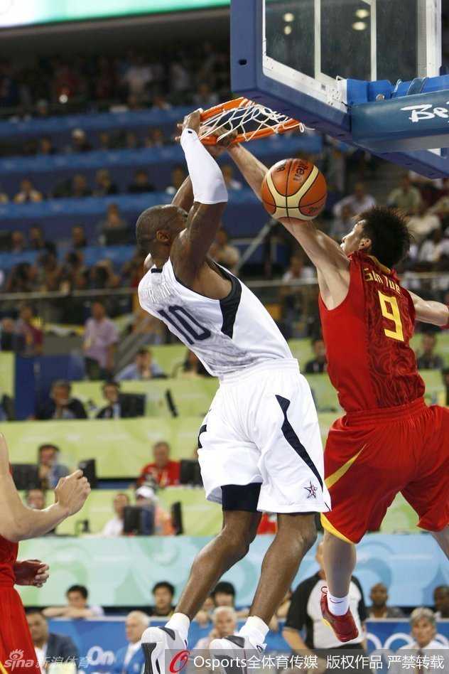 北京奥运中美篮球巅峰对话:科比与他的中国斗士们 科比如直升机般腾空而起,隔着前来补防的孙悦完成一记惊天劈扣,霸气尽显,这一球也成为了奥运男篮历史上的经典画面。