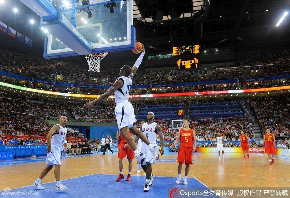 北京奥运中美篮球巅峰对话:科比与他的中国斗士们 科比在北京奥运会赛前热身时神情专注,招牌式的坚韧眼神中透露出对胜利的无限渴望,全场目光聚焦于这位梦八领袖。