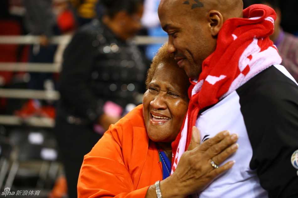 北京寒冬里的温情瞬间:马布里与母亲的深情相拥 北京首钢全体队员围在一起,簇拥着马布里和他的母亲,在生日蛋糕前留下了一张珍贵的大合影,每个人的脸上都洋溢着真诚的笑容。