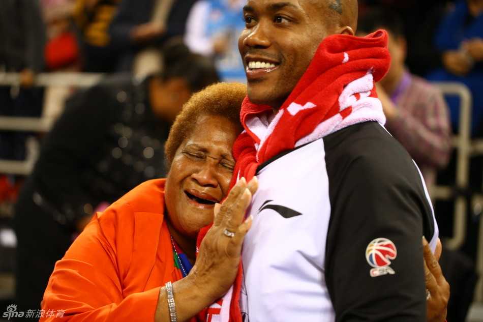 北京寒冬里的温情瞬间:马布里与母亲的深情相拥 在五棵松体育馆明亮的灯光下,马布里俯身紧紧搂着看台上的母亲,两人的额头贴在一起,仿佛整个世界都为这一刻静止。