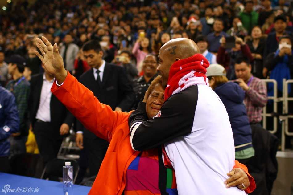 北京寒冬里的温情瞬间:马布里与母亲的深情相拥 莫里斯用手指蘸着奶油轻轻点在老太太脸上,玛贝尔不仅没有生气,反而开怀大笑,一旁的马布里看着母亲的笑容,眼中满是温柔。