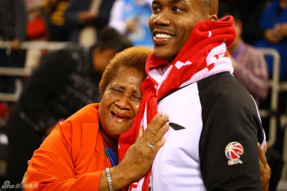 北京寒冬里的温情瞬间:马布里与母亲的深情相拥 玛贝尔女士眼眶泛红,嘴角却洋溢着幸福的笑容,她不停地向四周看台的球迷挥手致意,用最朴素的方式回应着这片土地给予她的热情。