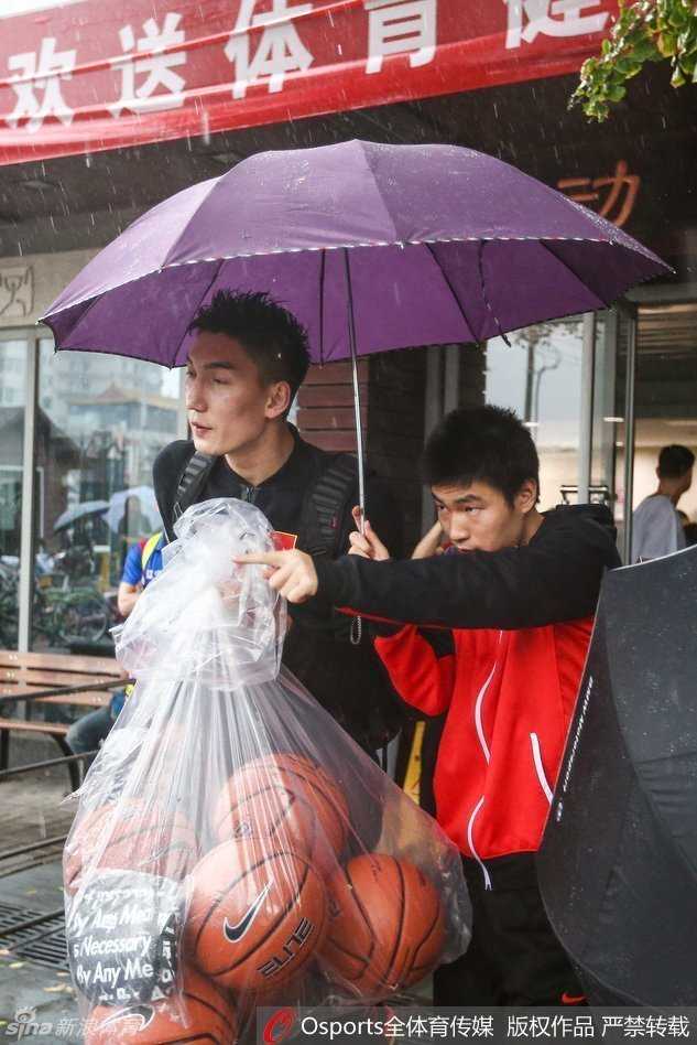 丁彦雨航这表情亮了！他望着混乱的现场露出一脸难以置信的夸张表情，身后的郭艾伦则摆出奇特姿势，两位未来的MVP在出征日就展现出喜剧人天赋。