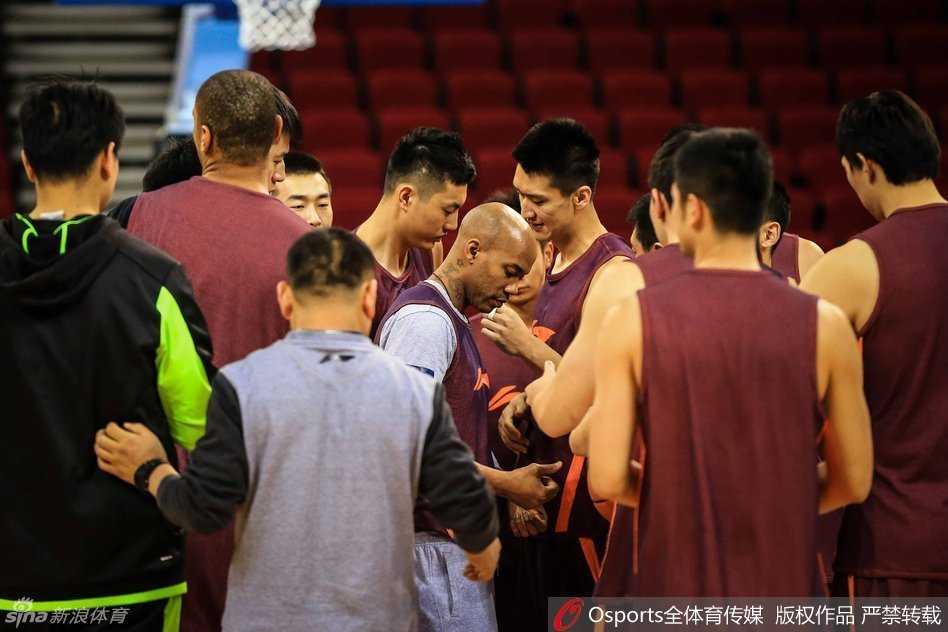 吉喆在训练中专注投篮，眼神紧盯着篮筐，篮球即将离手划出优美弧线。