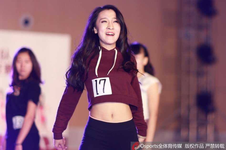 北京首钢巅峰拉拉队选拔赛火热开启 激情热舞燃爆五棵松 两名选手背对背摆出酷炫的结束pose,她们修长的身姿和专业的舞台表现力,充分展现了巅峰啦啦队选拔赛的高水准和独特魅力。