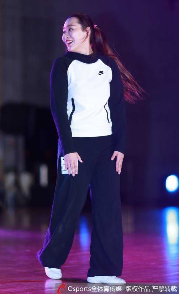 北京首钢巅峰拉拉队选拔赛火热开启 激情热舞燃爆五棵松 台下坐满了前来观战的观众和亲友团,他们目不转睛地盯着舞台,并用手机记录下选手们精彩的瞬间,现场氛围十分热烈。