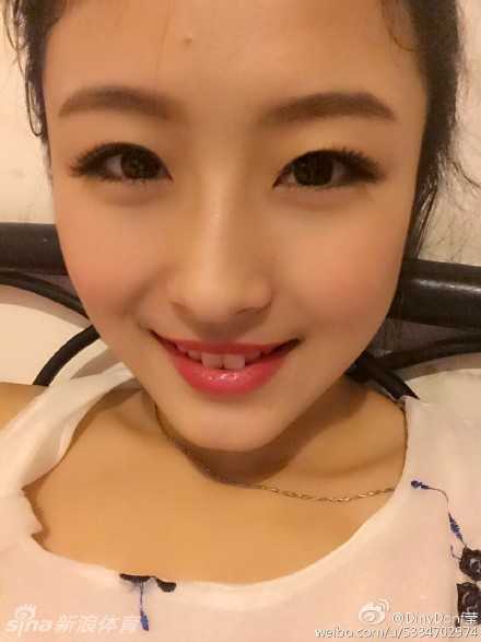 莹莹身穿黑色亮片舞裙，展现出修长美腿，在舞台灯光下闪耀动人，这是她在赛场上魅力四射的瞬间