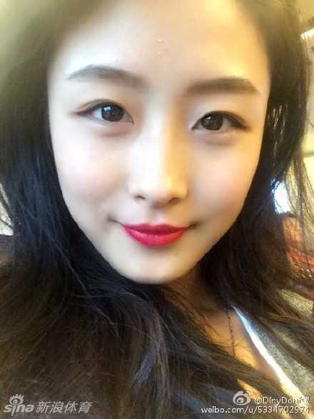 黄思莹身穿亮片短裙，在镜前摆出优雅芭蕾手势，身姿挺拔，尽显专业舞者的柔韧与美丽