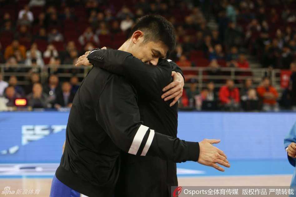 十五年京城情谊一诺,今朝回家戴戒续写新篇 陈磊手握话筒,眼含热泪动情发表感言,身后的巨大显示屏上正是他在北京队效力时的画面,时光荏苒,不变的是他对这片球场和球迷的深深眷恋。