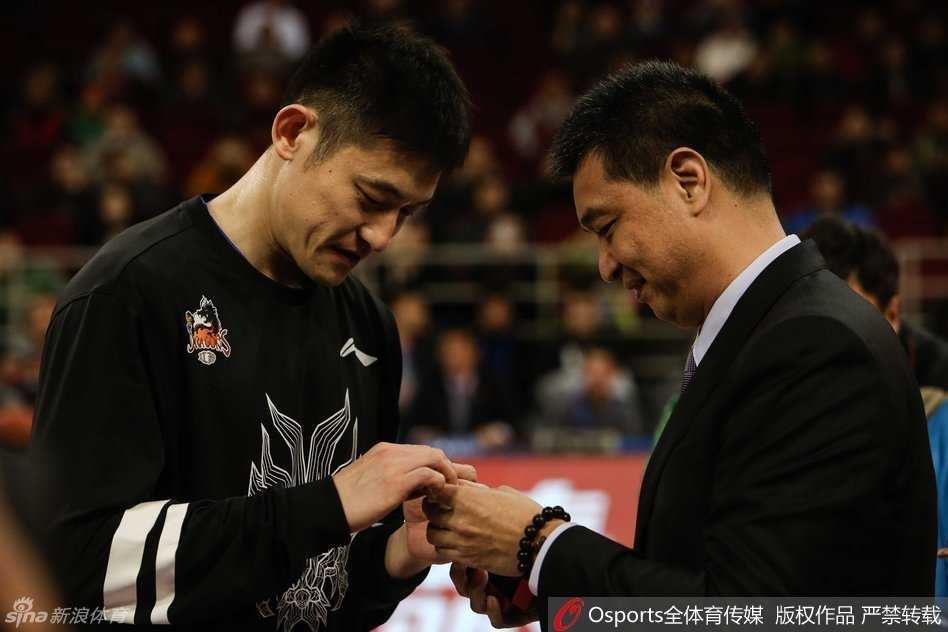 十五年京城情谊一诺,今朝回家戴戒续写新篇 在全场球迷的欢呼声中,陈磊将左手高高举过头顶,张开手指,特意展示那枚闪耀的总冠军戒指,这一刻荣耀属于他,也属于这座他深爱的城市。