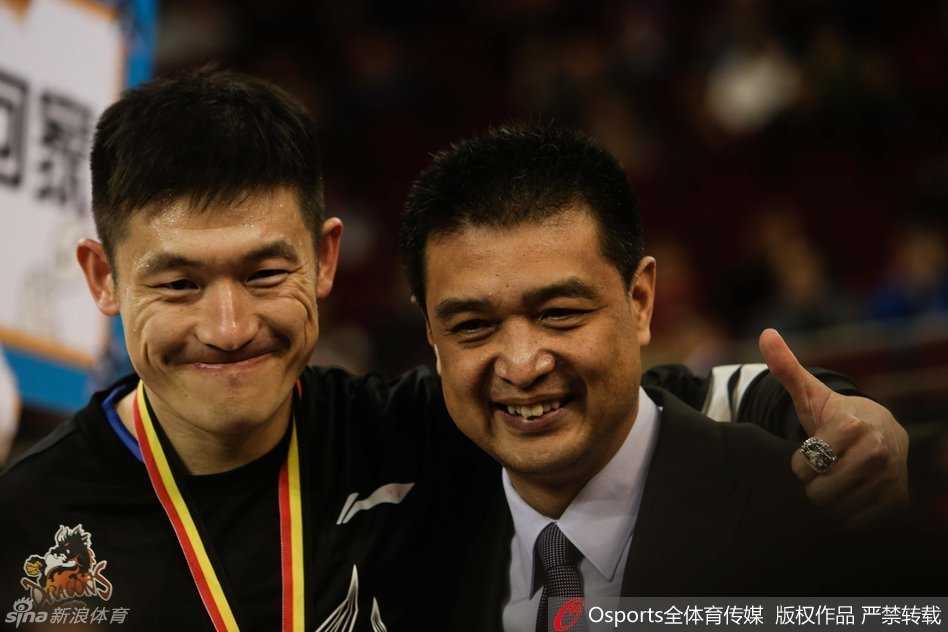 十五年京城情谊一诺,今朝回家戴戒续写新篇 温情瞬间,闵鹿蕾指导亲自为昔日爱徒陈磊戴上总冠军戒指,两人的目光交汇,满是并肩作战多年的信任与深厚情谊。