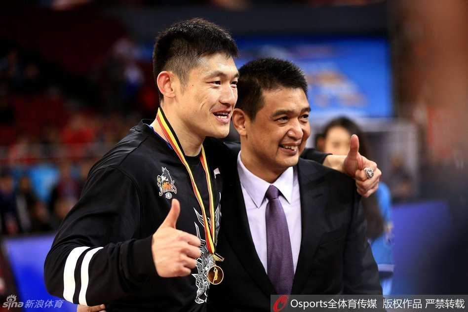 十五年京城情谊一诺,今朝回家戴戒续写新篇 陈磊伸出手指向看台上的铁杆球迷,并高高竖起大拇指,脸上洋溢着回家的喜悦与感动,感谢京城球迷多年来风雨无阻的支持。