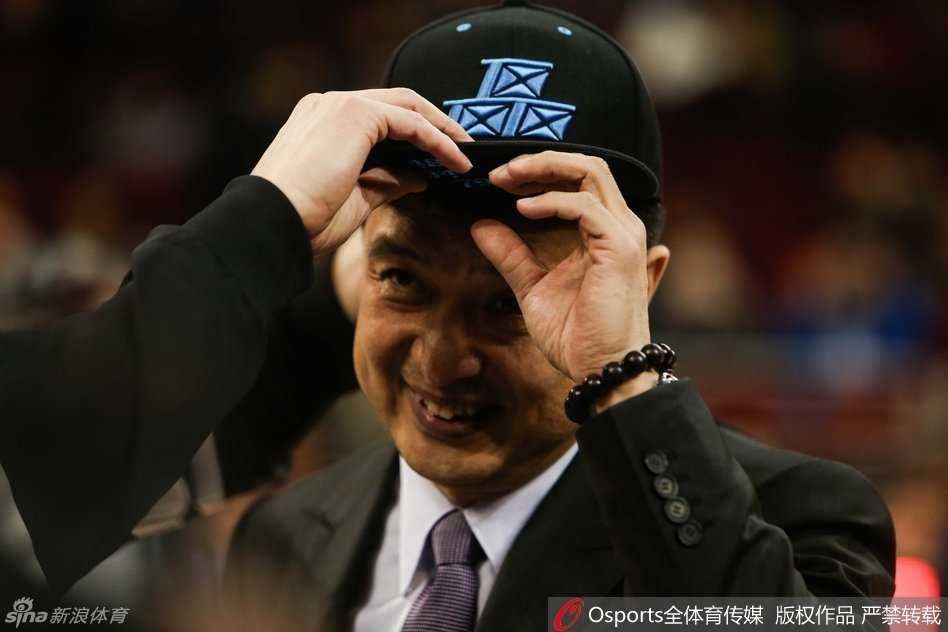 十五年京城情谊一诺,今朝回家戴戒续写新篇 接过戒指的陈磊难掩激动,他高高举起右手,张开五指,向全场展示这枚刚刚戴在无名指上的总冠军戒指,仿佛在告诉所有人:这份荣耀,他铭记于心。