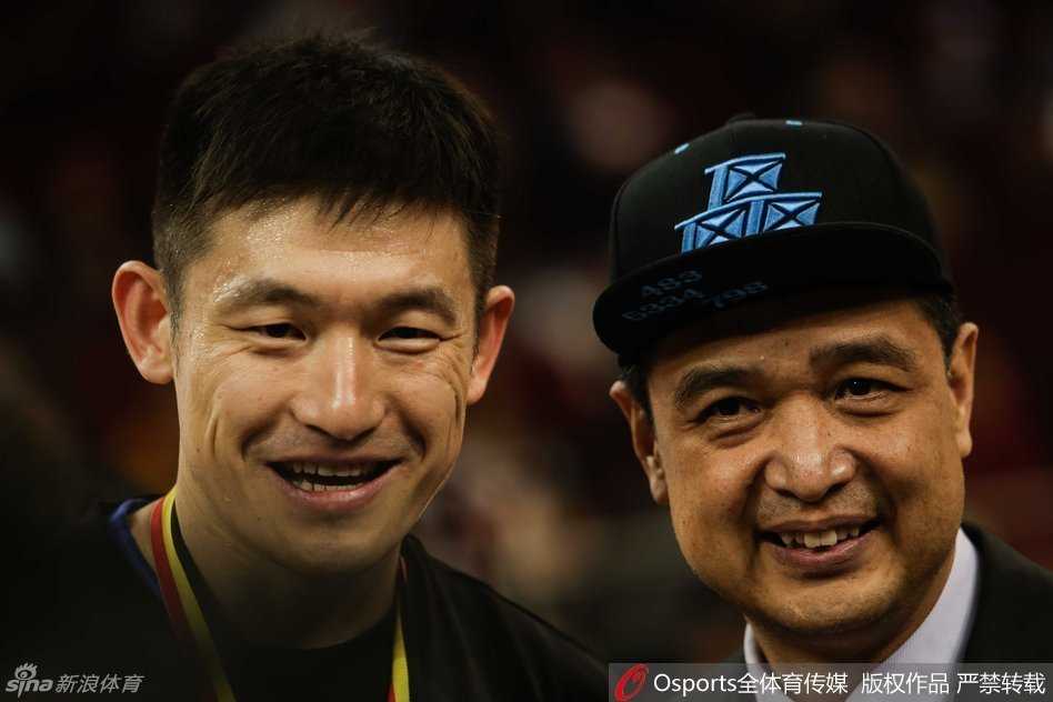 十五年京城情谊一诺,今朝回家戴戒续写新篇 在赛后更衣室里,陈磊与昔日北京队的兄弟们紧紧相拥,虽然如今各为其主,但这份袍泽之谊在相拥的瞬间变得更加深厚,令人动容。