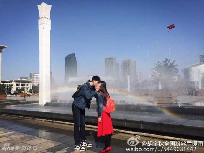 胡金秋与王璐青涩同框，两人笑容灿烂，王璐甜蜜地靠在胡金秋肩头，画面洋溢着青春的气息。