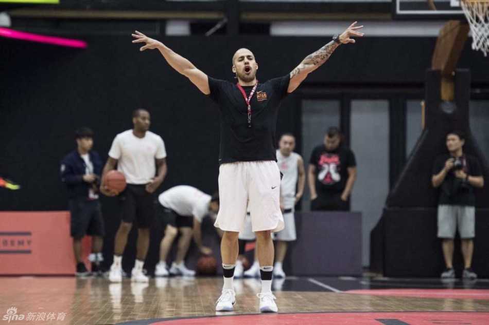 Nike Hyperdunk 2016的鞋底特写，精密的人字形抓地纹路由前掌延伸至后跟，配合支撑型足跟稳定器，彰显着卓越的抓地力与稳定性。