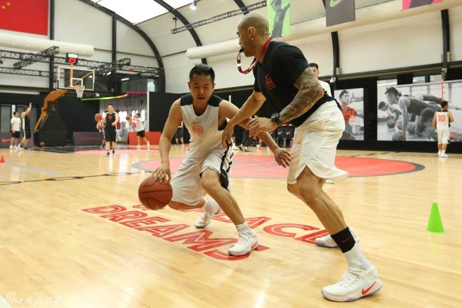 耐克Rise Academy的训练场上，一群青少年球员正挥汗如雨地练习防守滑步，脚下的Hyperdunk 2016球鞋在木地板上划出清晰的印记。