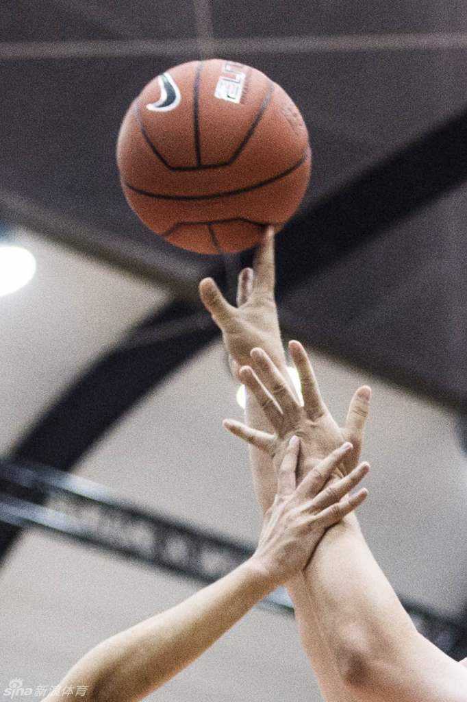 凯文·杜兰特在台北站的Rise Academy活动中，将年轻的球员们召集在一起，他俯身倾听，手臂搭在球员肩上，画面充满了激励与传承的温情。