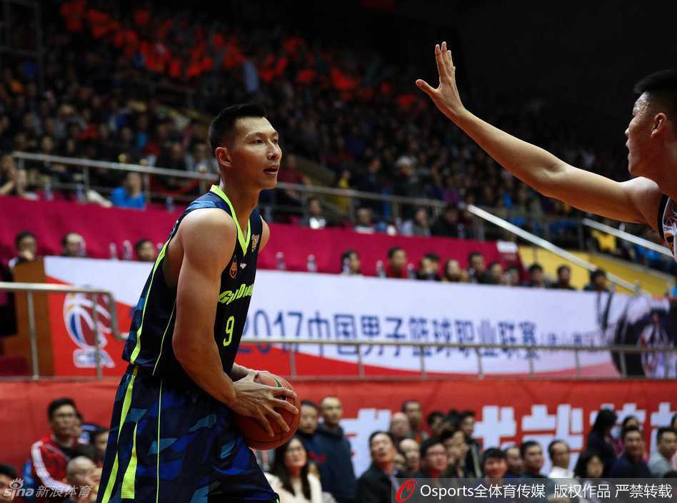 华南虎啸·宏远风华:镜头里的铁血与荣光 赵睿如猎豹般贴防对手,眼神坚毅手臂舒展,年轻的力量在肌肉碰撞中肆意张扬