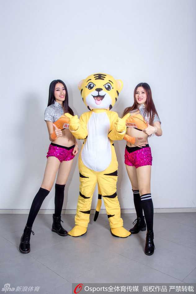 华南虎啸背后的温柔力量:宏远篮球宝贝与吉祥物的主场故事 华南虎吉祥物瞪圆了那双充满好奇的大眼睛,调皮地把脑袋凑近一位篮球宝贝的脸颊,宝贝则配合地嘟起嘴唇,作势献吻,这跨越物种的温馨互动瞬间萌翻了全场。