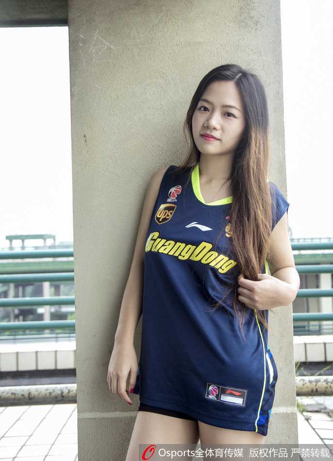 萌妹在球场背景前举手欢呼，仿佛置身于宏远主场火爆的氛围中，用青春活力为华南虎的每一次得分喝彩。