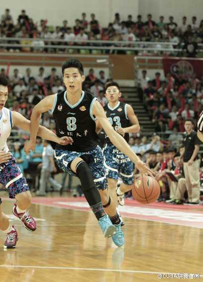 南粤德比火力全开 罗杰三十二分率广工大胜汕大迎赛季开门红 广工核心罗杰在对方内线球员的笼罩下高高跃起,以一记势大力沉的单手劈扣终结进攻,身体在空中完全舒展,定格成一幅力量与美感的画卷。