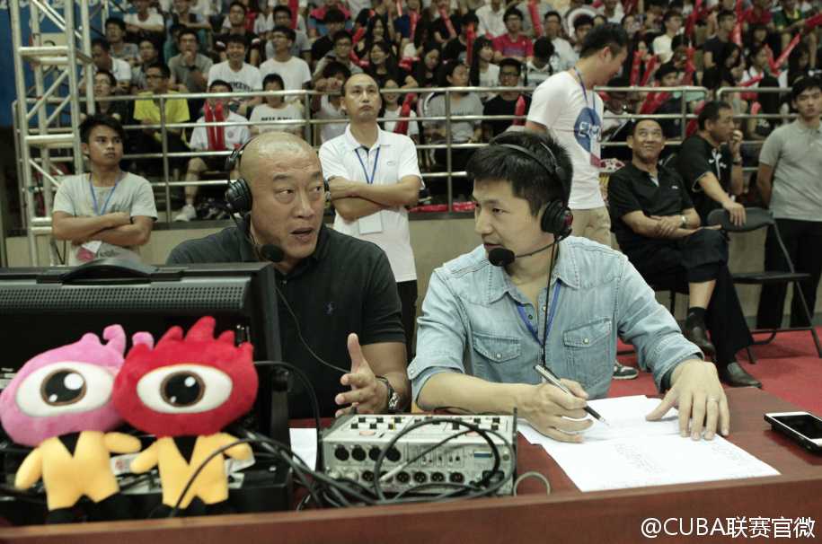 南粤德比火力全开 罗杰三十二分率广工大胜汕大迎赛季开门红 汕大队员在快攻中送出精妙击地传球,皮球穿越防守球员的指尖,精准地找到跟进的队友,瞬间撕开了广工大的防线。