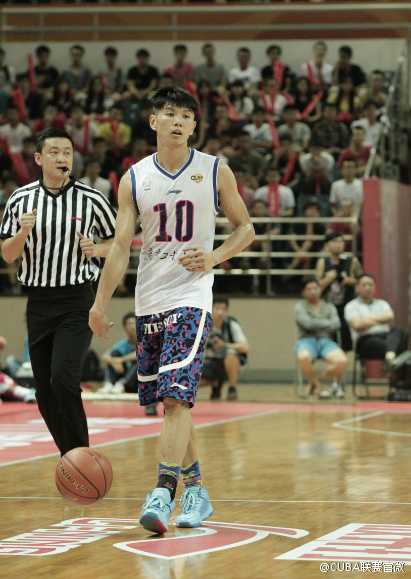 南粤德比火力全开 罗杰三十二分率广工大胜汕大迎赛季开门红 广东工业大学内线悍将钟国栋背身单打,他用力顶开防守,肌肉碰撞的瞬间展现出篮球运动的原始力量感。