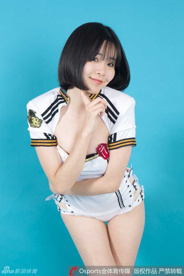 南粤德比烽火再燃 篮球宝贝妩媚添香 回眸一笑百媚生,手中的花球如同绽放的烟火。这一刻,她仿佛将德比战的所有压力都化作了迷人的风采。