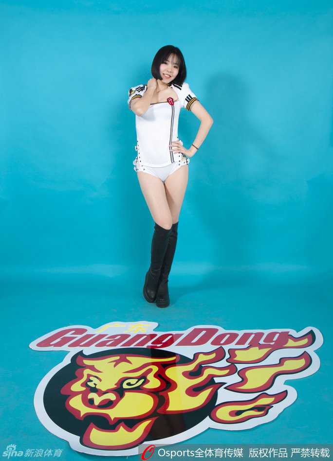 南粤德比烽火再燃 篮球宝贝妩媚添香 聚光灯下,篮球宝贝挥舞着金色的花球,甜美的笑容如同德比赛前的暖场阳光,瞬间点燃了全场观众的期待。