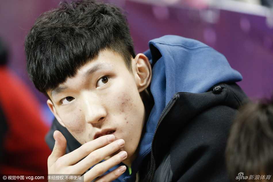 孙悦与爱妻陈露在场边观战，陈露时尚得体的装扮气质出众，二人不时轻声交谈，孙悦眼神温柔，尽显铁血男儿的柔情一面，成为看台上最引人注目的一对。