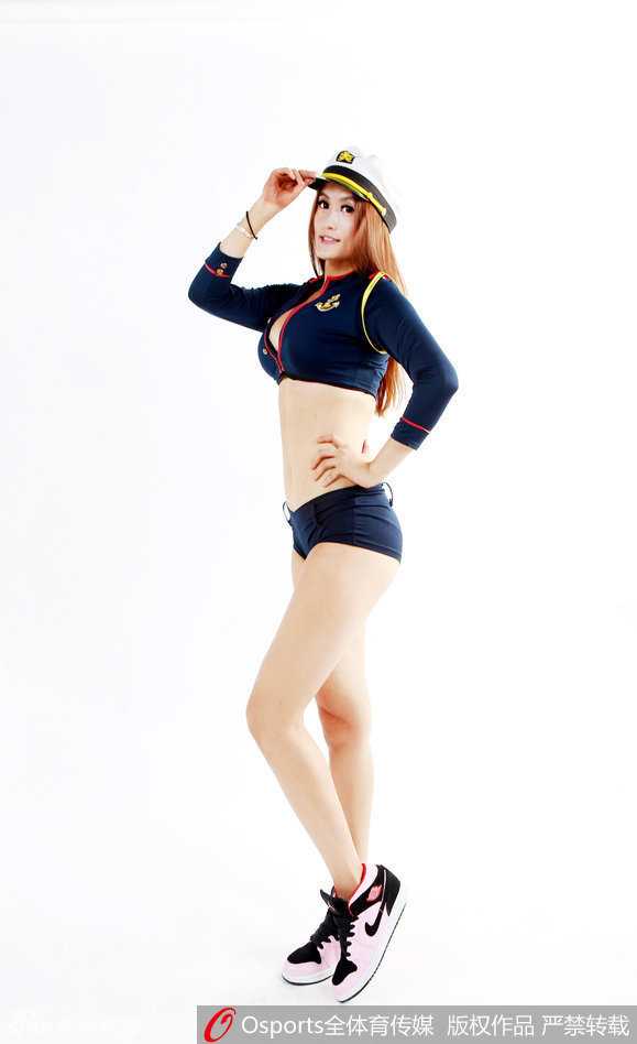 南粤热舞与硬汉归来:广东宏远三连胜背后的力挺 宝贝身著亮片装饰的表演服,回眸一笑的瞬间被抓拍,健康的肤色和自信的姿态展现出现代女性的力量美,仿佛在向广东宏远的将士们传递必胜的信念。