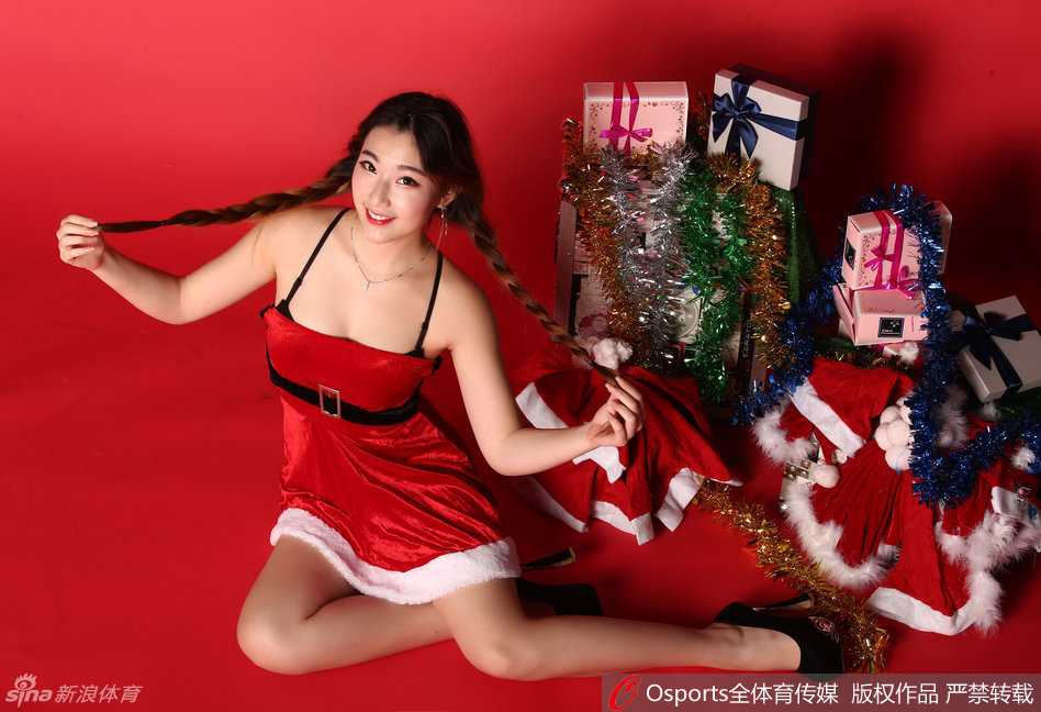 女孩手捧红色圣诞袜对镜甜笑，丰盈秀发披肩显得温婉可人