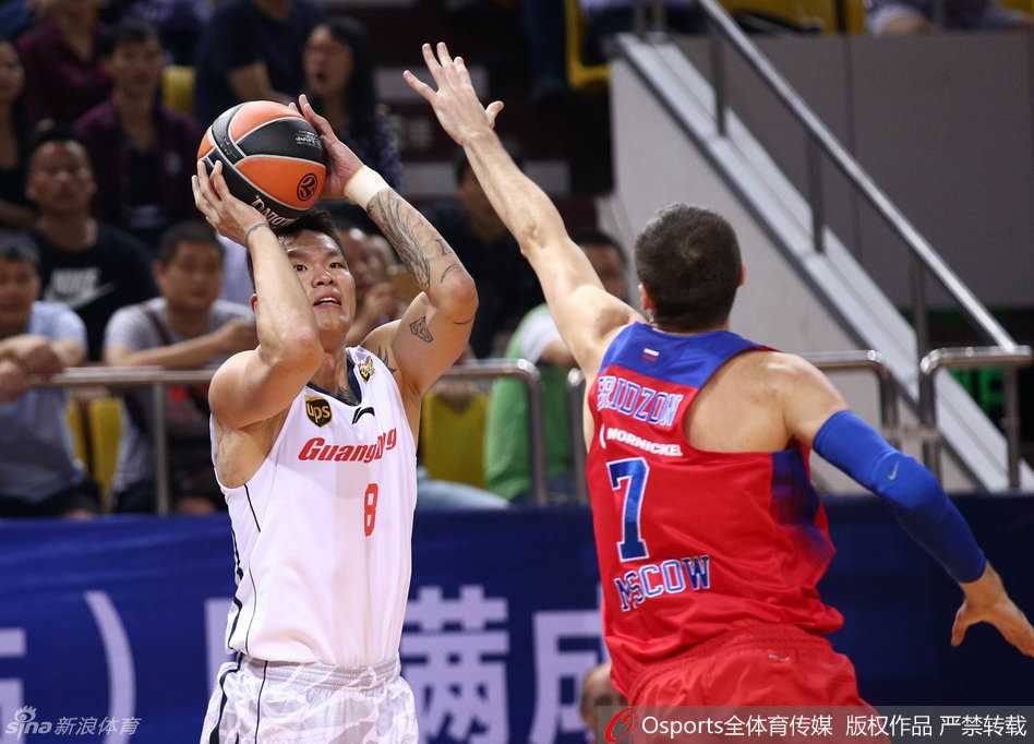 身经百战的朱芳雨面露坚毅之色，他犹如一位沉稳的指挥官，在后场稳稳将球向前推进，面对欧洲顶级防守者的施压，他的每一次运球都充满了节奏与智慧。