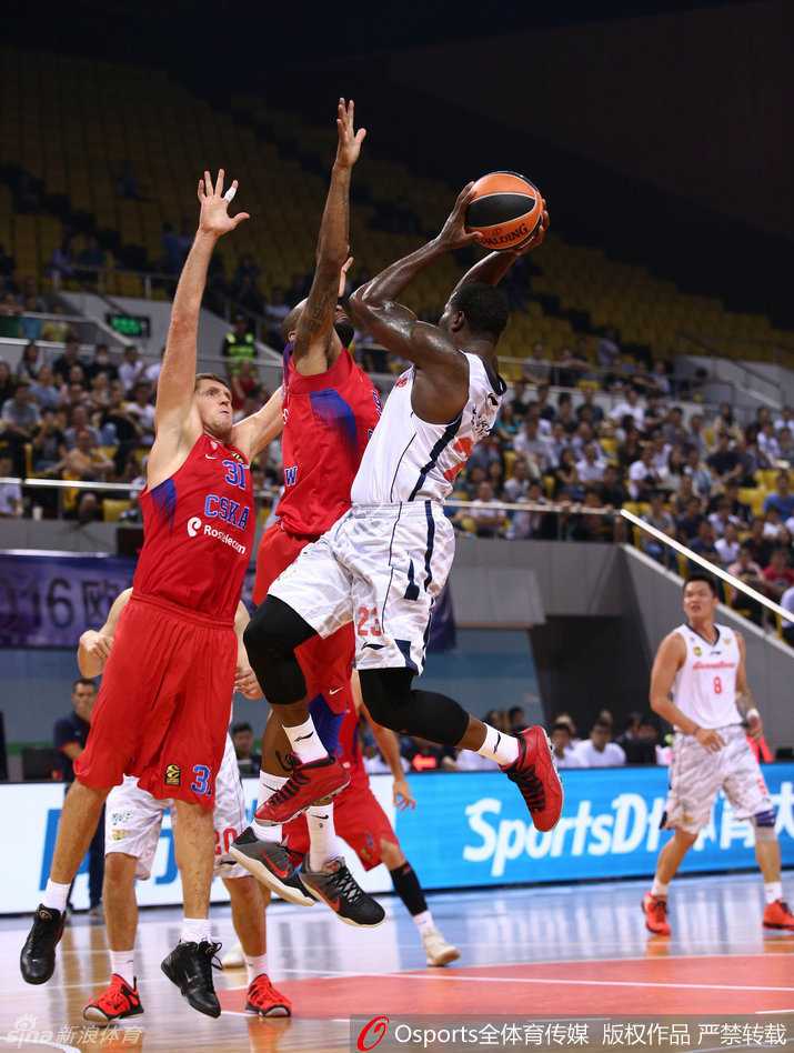 在一次成功防守后，周鹏如猎豹般迅速快下，队友的传球恰到好处，他接球后无视防守，腾空而起，用一记舒展的单手上篮终结了这次闪电进攻。