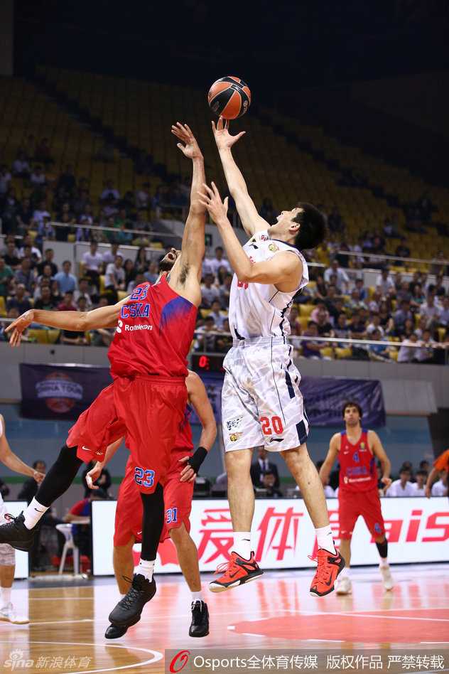 场边的杜锋指导神情专注，他用力挥动手臂，大声向场内呼喊，用肢体语言和战术指令，试图将场上队员的潜能激发到极致，指挥着每一次攻防。