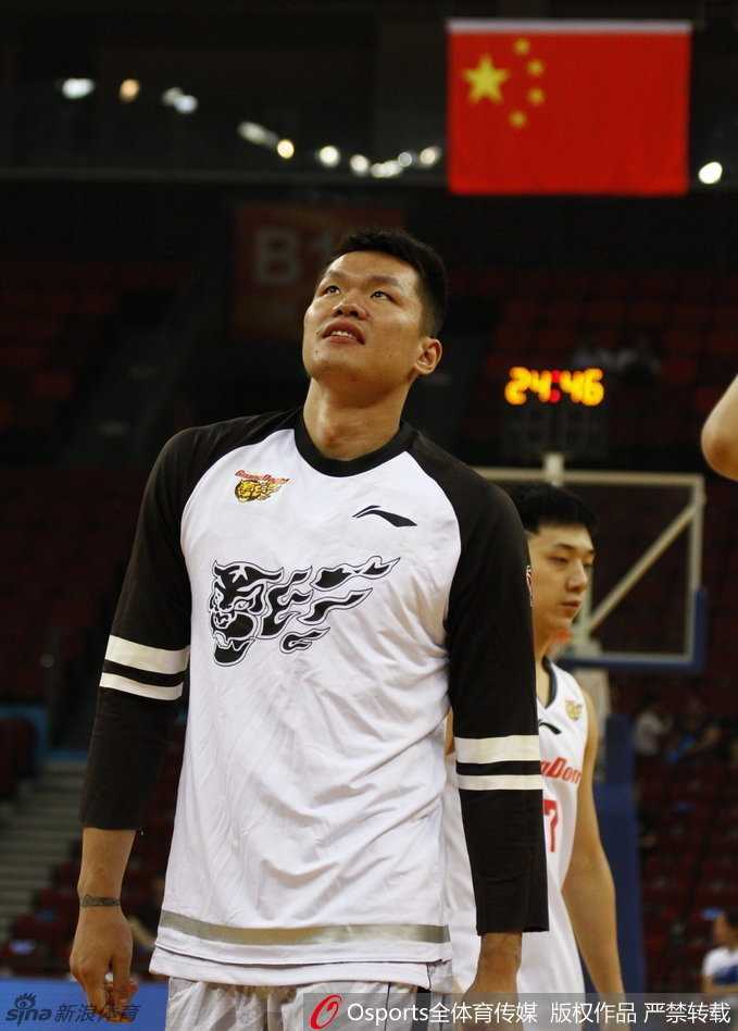 南粤风云起:宏远众将严阵以待,激战哥斯达黎加 朱芳雨在赛前与队友轻松嬉闹,脸上洋溢着标志性的笑容,这一刻他卸下了赛场上的杀伐之气,更像一位亲切的老大哥