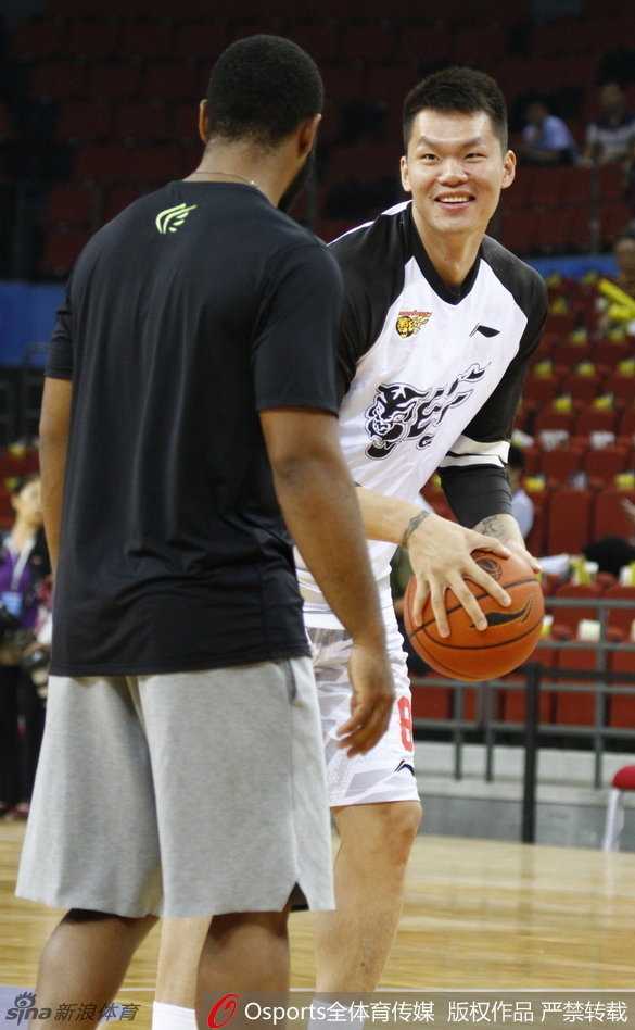 南粤风云起:宏远众将严阵以待,激战哥斯达黎加 赛前热身时刻,朱芳雨神情专注,在弧顶处缓缓运球寻找手感,仿佛一位老练的猎手在调试最顺手的武器