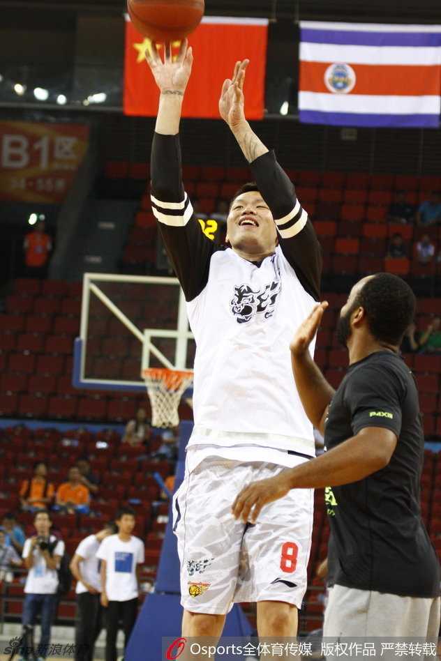 南粤风云起:宏远众将严阵以待,激战哥斯达黎加 朱芳雨在进攻端觅得良机,他高高跃起,出手瞬间手指轻柔拨球,标志性的投篮姿势仿佛定格了时光