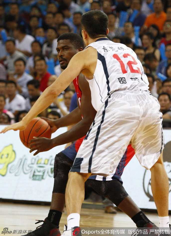 南粤风云起:宏远众将严阵以待,激战哥斯达黎加 任骏飞在防守中张开双臂,如同一道移动的屏障,用自己扎实的卡位和预判,守护着宏远队的禁区