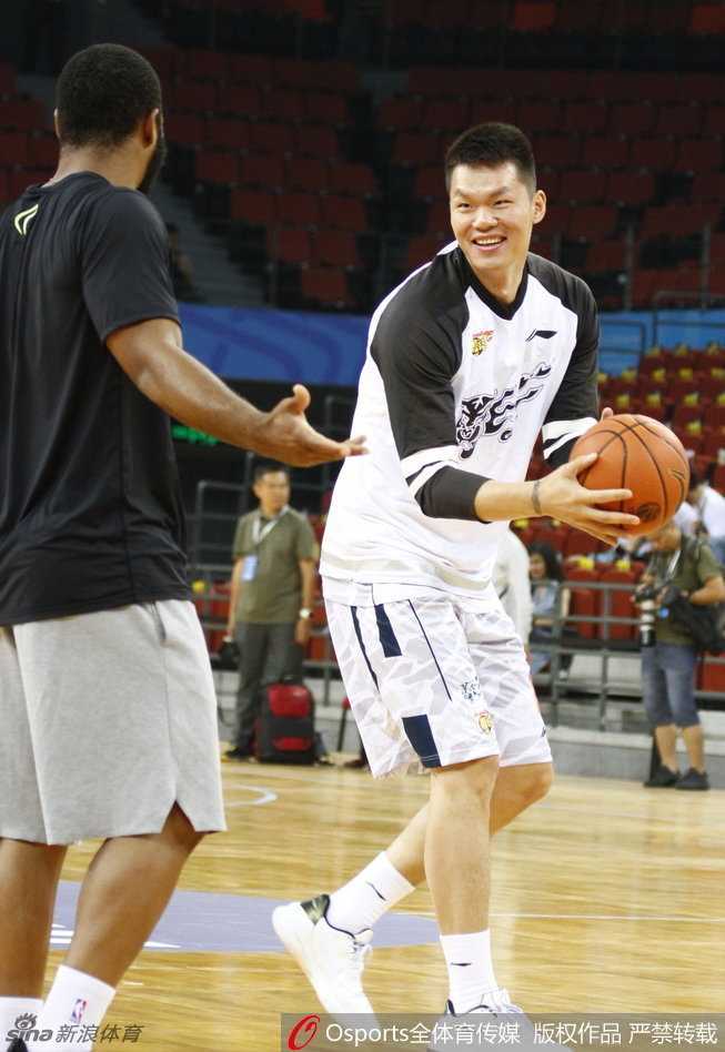 南粤风云起:宏远众将严阵以待,激战哥斯达黎加 哥斯达黎加队员在进攻端展现出极强的冲击力,他压低重心,眼神坚毅,试图撕开宏远队的防线